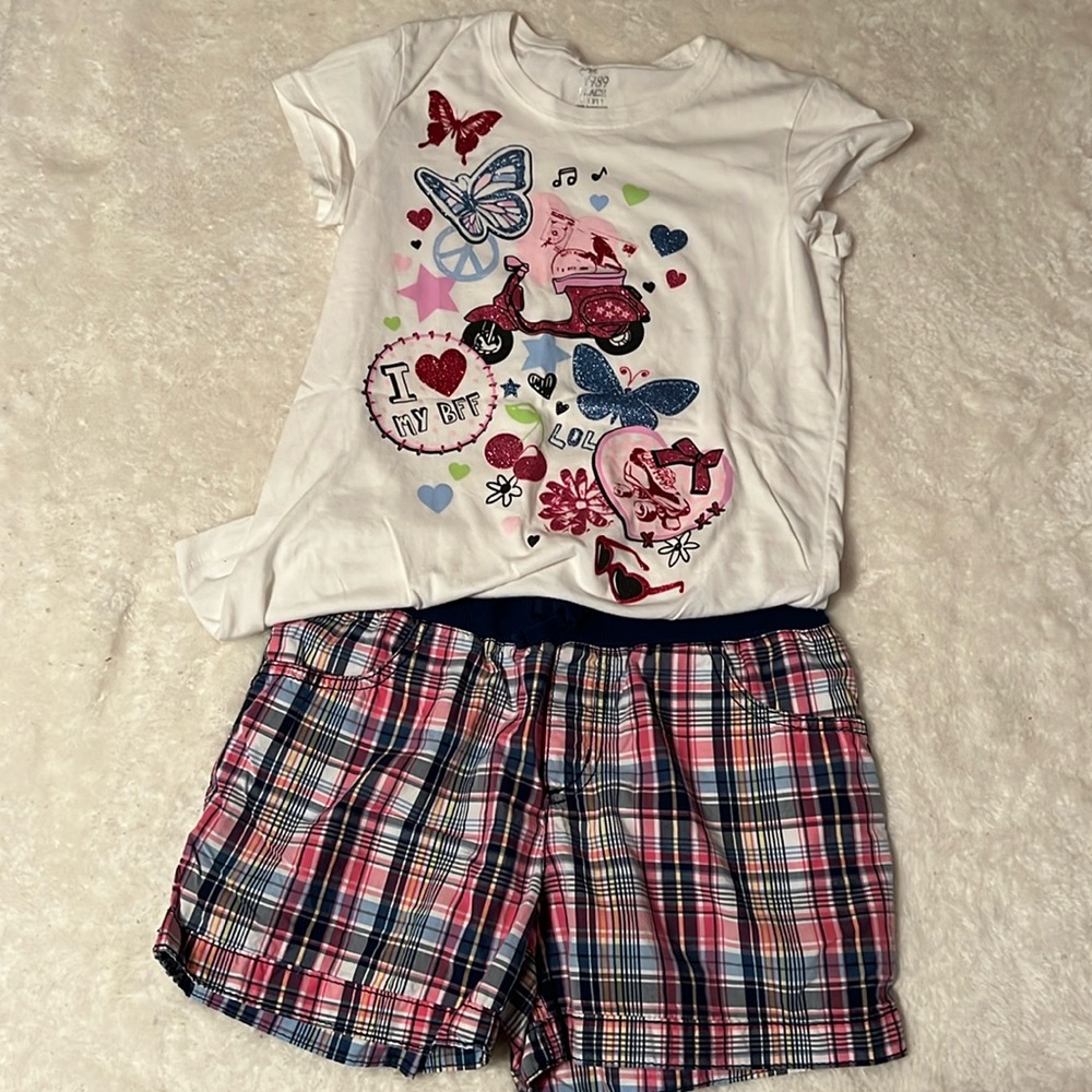 Like new The Children’s Place T-shirt and shorts outfit